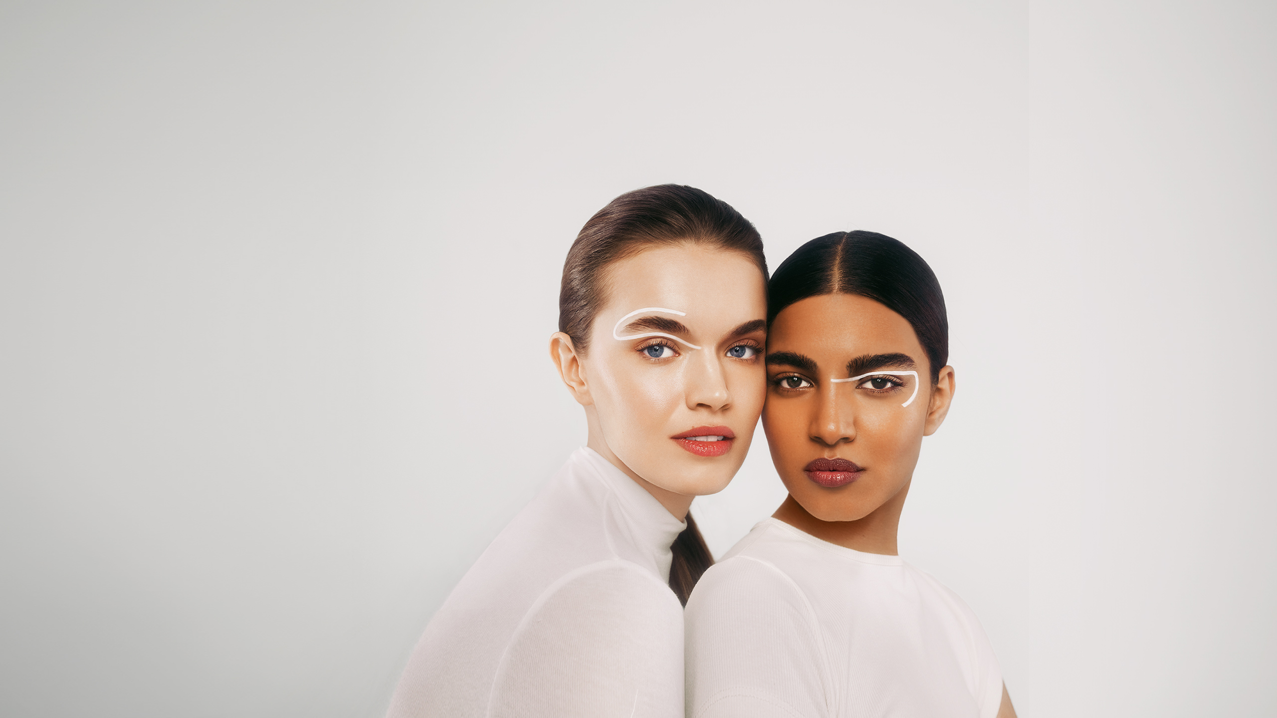 Beautyworld: 2 young women with make-up